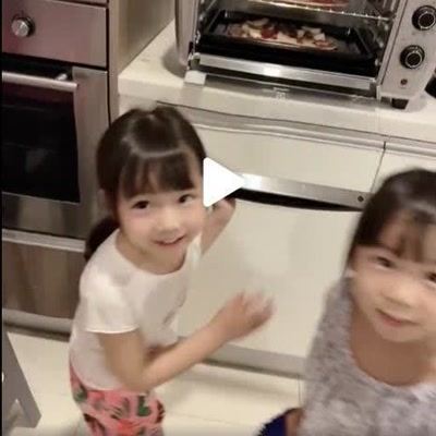 陈浩民晒女儿自制披萨，姐妹心灵手巧，4岁女儿独自用烤箱不怕危险？