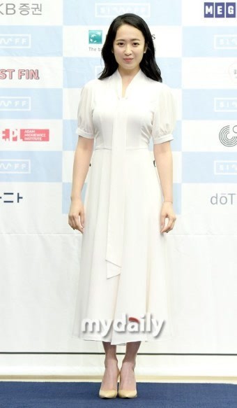 韩星金敏贞穿出席女性电影节发布会 白裙亮相