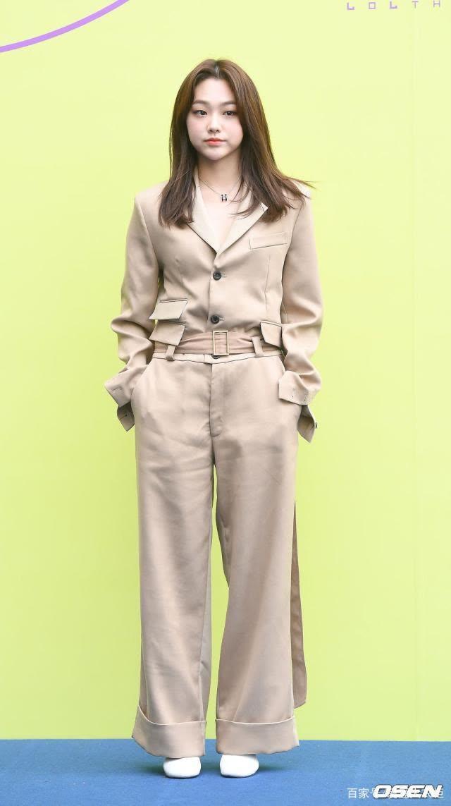 2020 S/S首尔时装周LLEE时装秀，权娜拉格纹西装展现职场女性干练